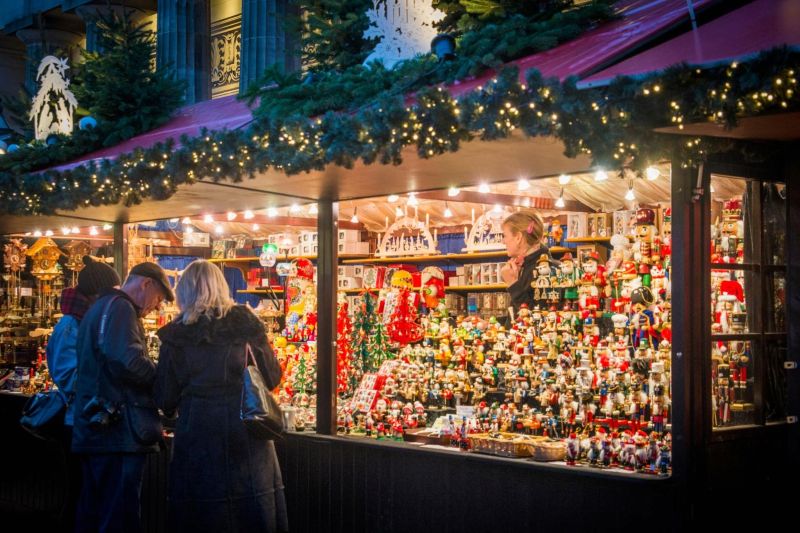 A Christmas market stall in Edinburgh. Credit VisitScotland