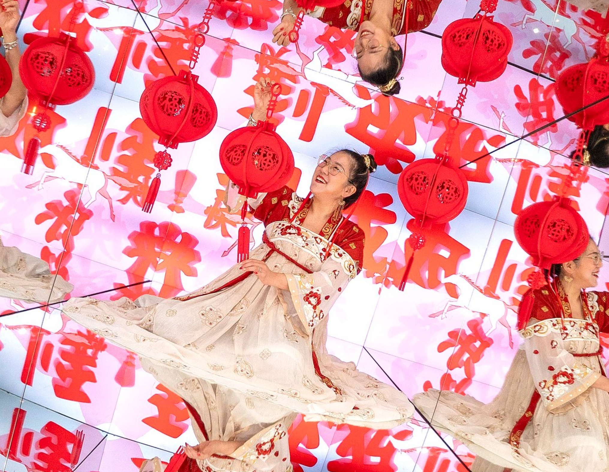If there’s one thing we love using our Giant Kaleidoscope for, it’s a photoshoot. 